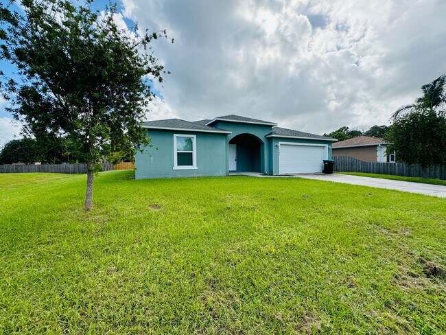 Building Photo - Ready to move-in November 22nd! STUNNING 4...