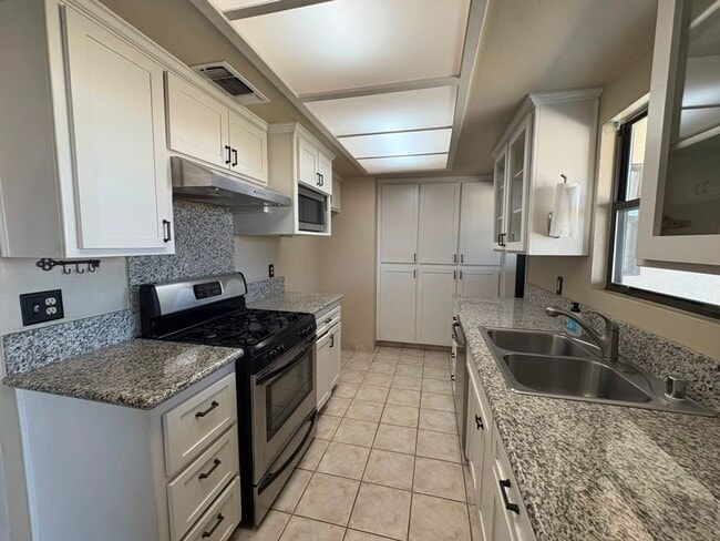 Building Photo - Spacious single family home in Bakersfield - Schedule your tour now!