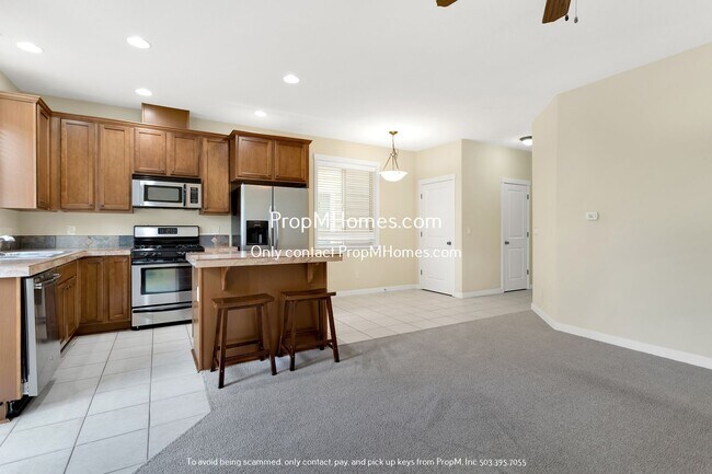 Foto del edificio - Spacious Three-Bedroom Condo Awaits in Des...