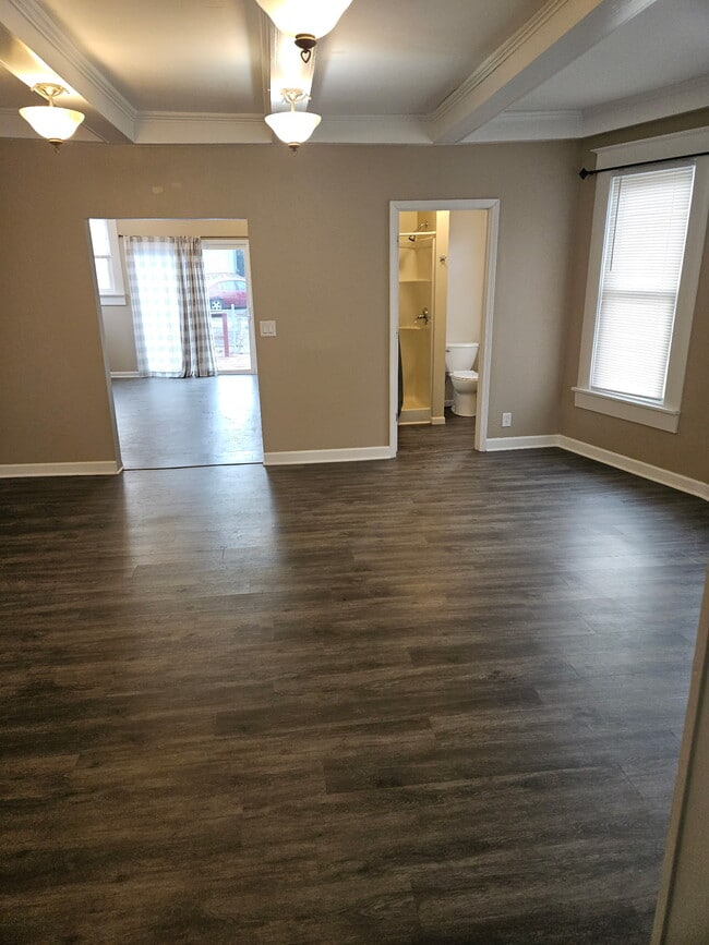 El comedor da a la cocina y al baño del piso principal. - 1214 5th Ave