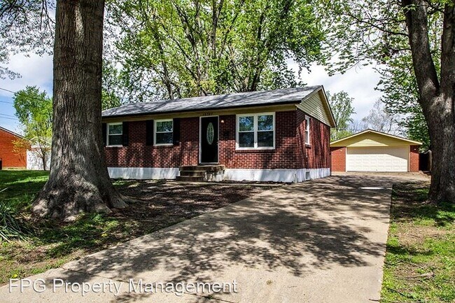 Building Photo - 3 br, 1 bath House - 10707 Golden Dr