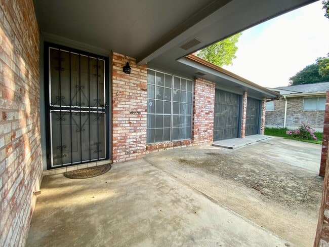 Building Photo - Colonies North Home with 3 BD | 2 BA Available JULY 2026!!