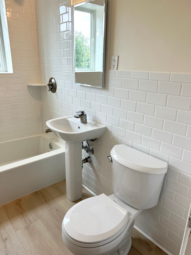 Baño nuevo - 125 Pleasant St