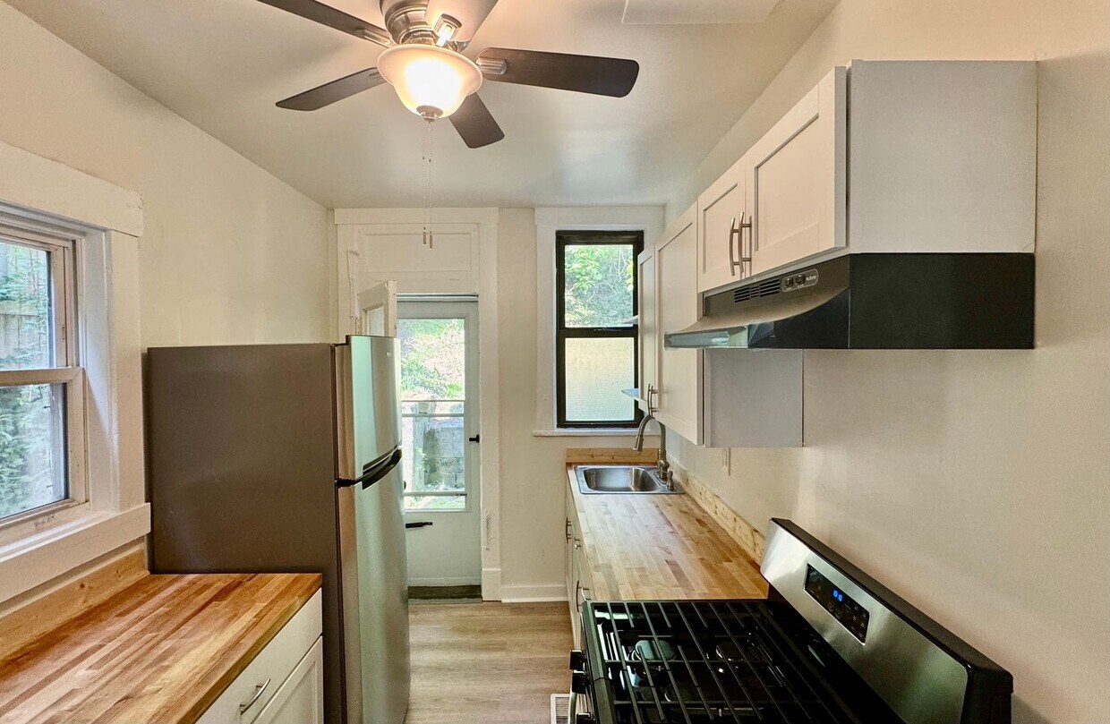 Foto principal - Newly Renovated 2 Bed, 1 Bath Home with Bo...