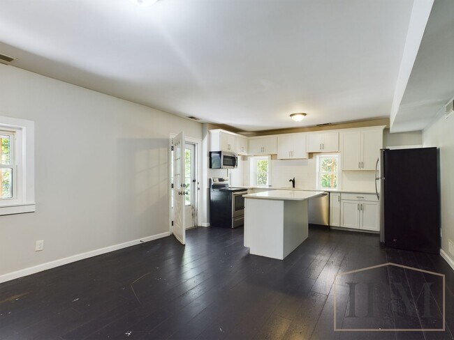Foto del edificio - Coming Soon   Spacious 3 bedroom Located i...