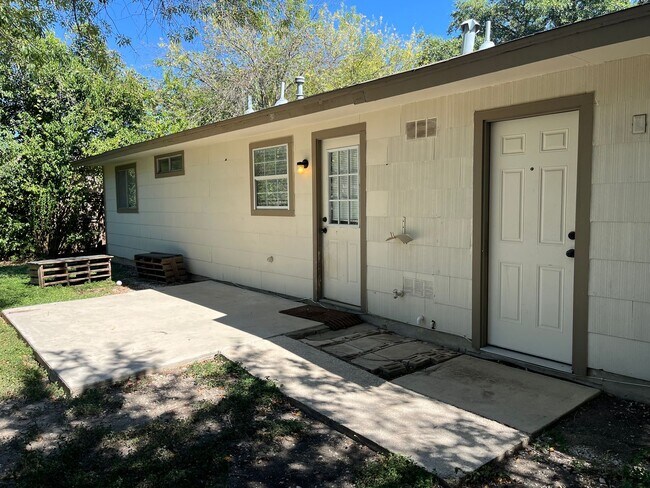 Building Photo - 7509 Valley Oak