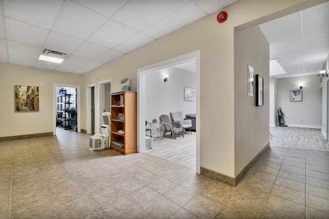 Building Photo - Private Room for Rent