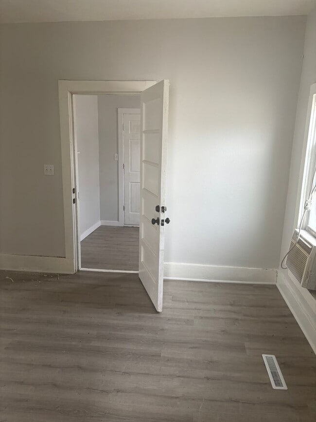 Building Photo - 605 E 14th St