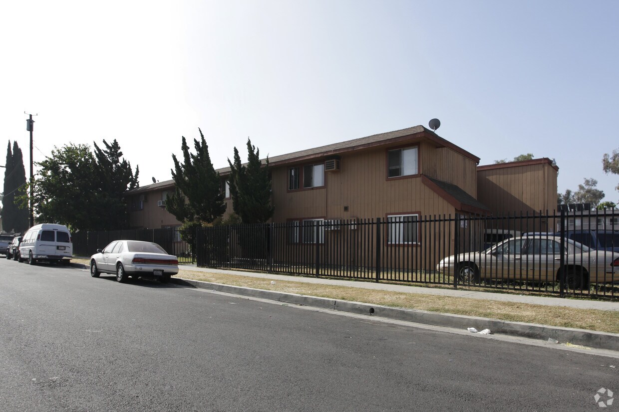 Primary Photo - 11614-11620 Sylvan St