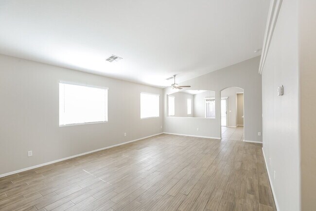 Building Photo - 3129 W Sunland Ave
