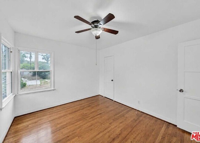 Building Photo - 6531 Hayvenhurst Ave