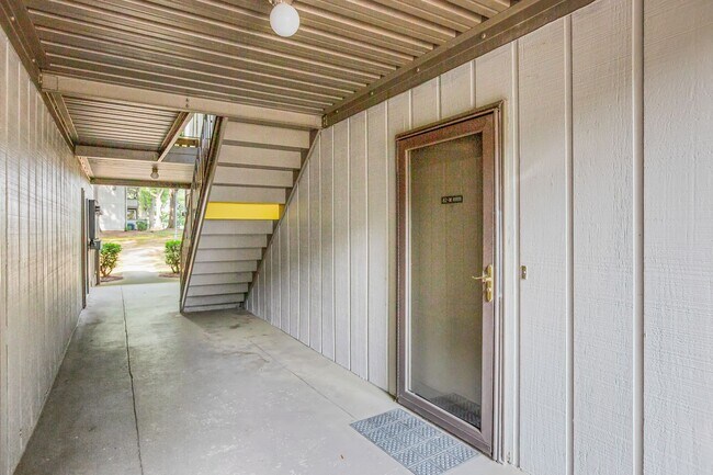 Foto del edificio - Furnished 1-Bedroom Condo with Modern Updates in Winston-Salem