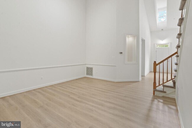 Foto del edificio - 338 Colony Point Pl