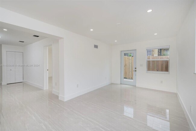 Foto del edificio - 590 SW 23rd Ave