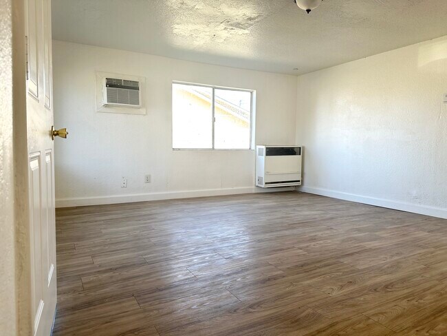 Foto del edificio - 678 N Brundage Ave