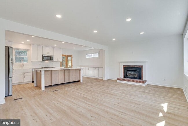 Building Photo - 869 Patrick Henry Dr