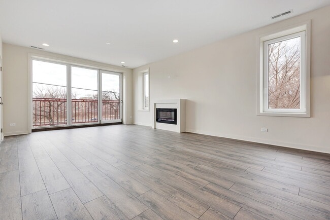 Building Photo - 2824 W Van Buren St