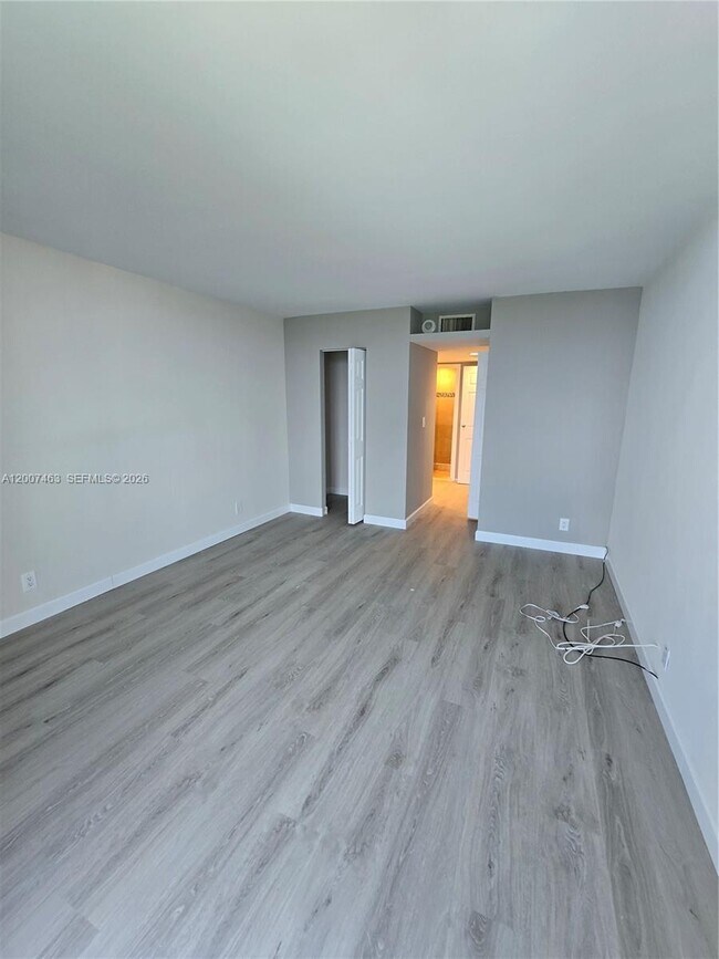 Building Photo - 100 Bayview Dr