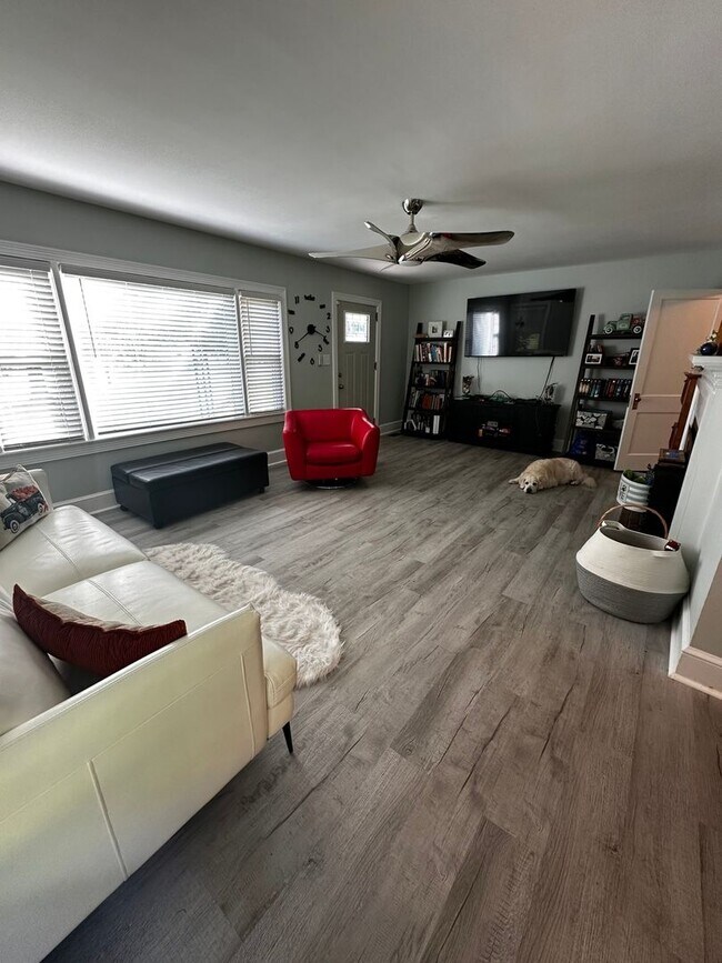 Building Photo - Beautiful 4 Bedroom 2.5 Bath Single Family...