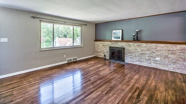 Foto del edificio - Stunning Shaler Township Pool Home