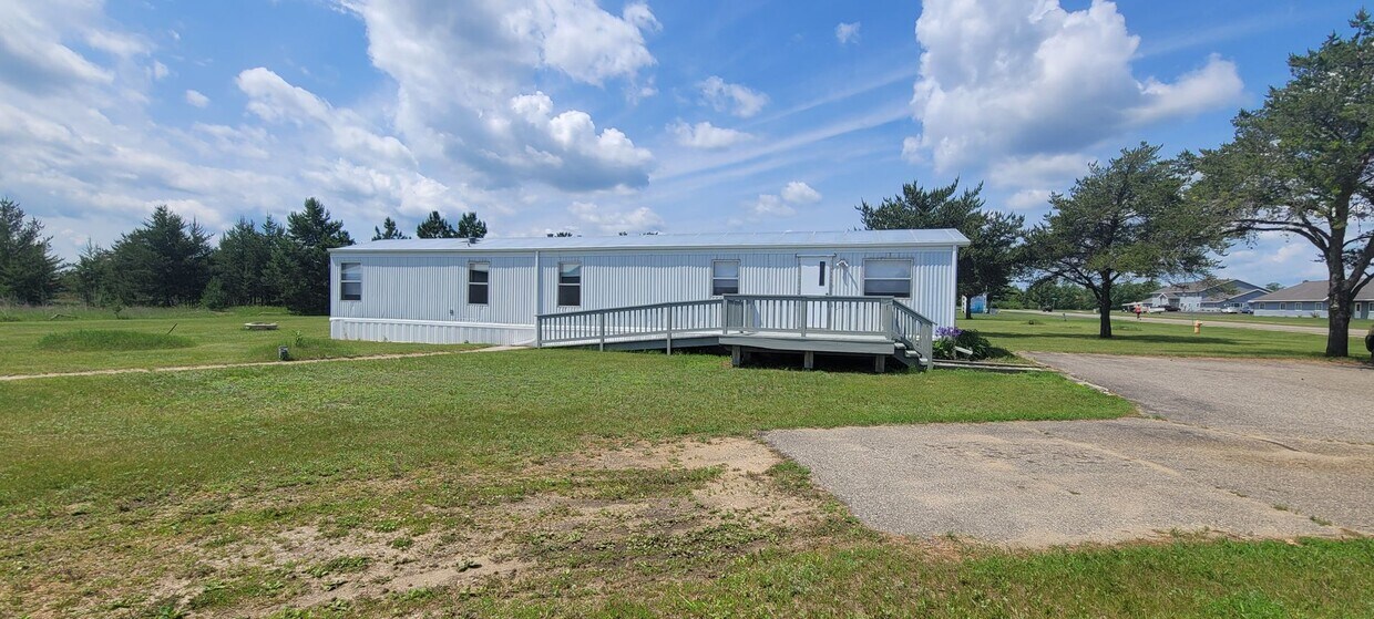 Foto principal - 3 Bedroom Manufactured Home
