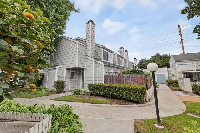 Foto del edificio - Spacious 3-Bedroom Townhome in Orangethorp...