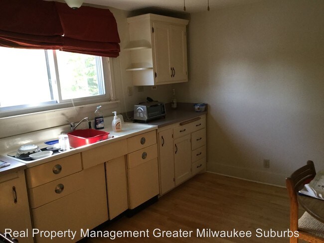 Building Photo - 2449 S 68th St