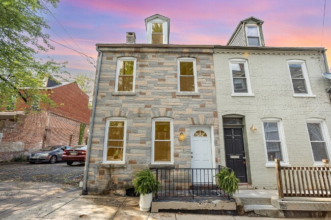 Building Photo - "Charming 3-Bed Townhouse Retreat in the Heart of Lancaster – Spacious 1728 Sq Ft Living!"