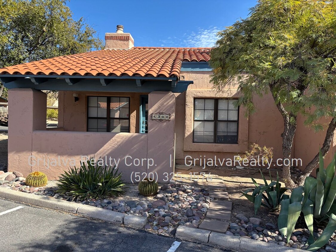 Foto principal - 2 Bedroom, 2 Bath Sabino Canyon Townhouse ...