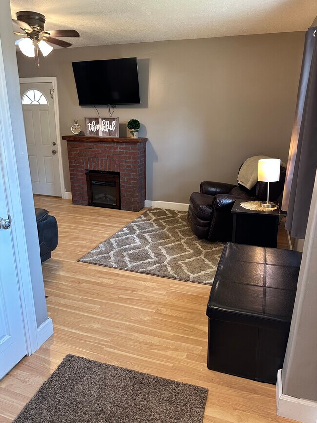 421 N Walnut St Unit downstairs, Saint Marys, OH 45885 Apartments in