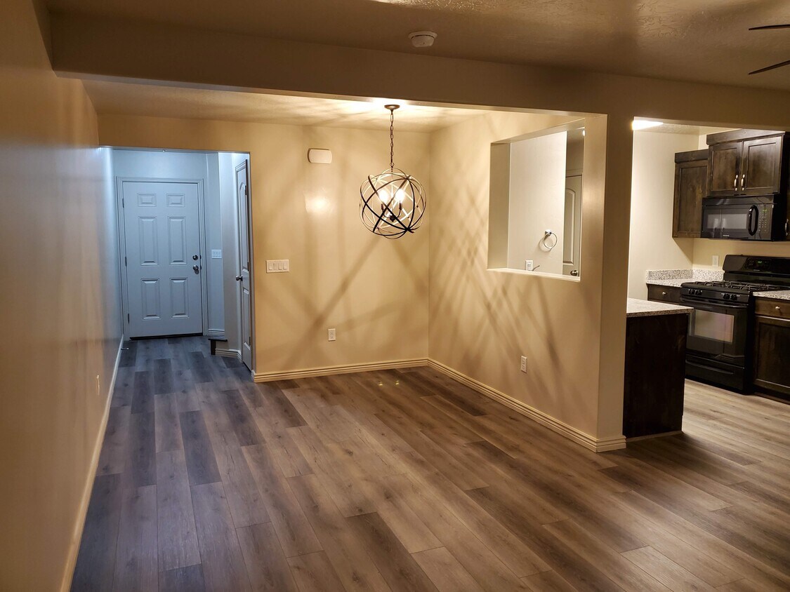Foto principal - 1000 Bluff View Dr