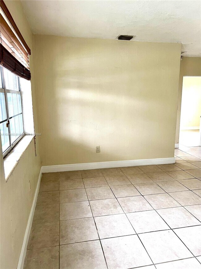 Foto del edificio - 14240 Madison St