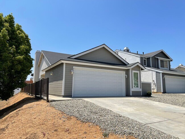 Building Photo - Great 3 Bedroom, North of the Fwy