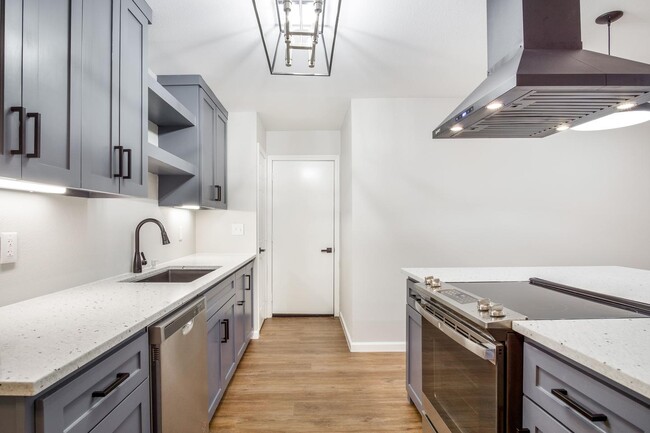 Foto del edificio - Sleekly updated Richardson home with shady backyard & patio