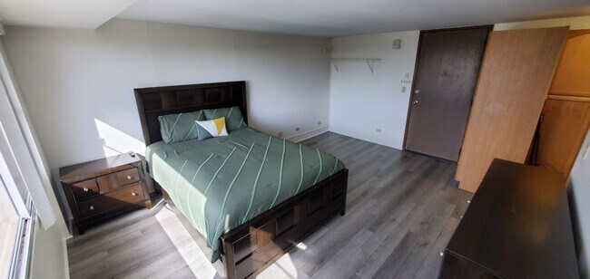 Foto del edificio - SALT LAKE - 12th FLOOR FULLY FURNISHED STUDIO - WINDOW AC, ASSIGNED COVERED PARKING. POOL. SECURE...