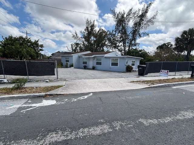 Building Photo - 3619 Pinewood Ave