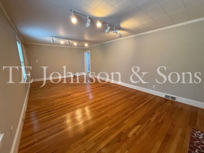 Building Photo - Spacious 3 Bedroom Home with Primary Suite on Main Level and 2-Car Carport