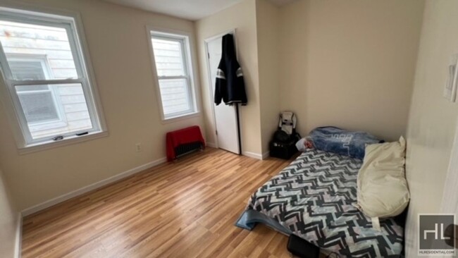 Foto del edificio - VERY LARGE AND  NATURALLY BRIGHT ROOM FOR ...