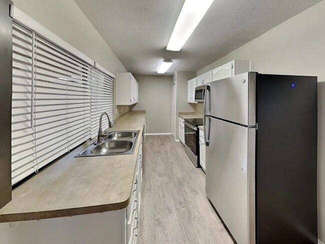 Building Photo - 1678 Fairmont Dr