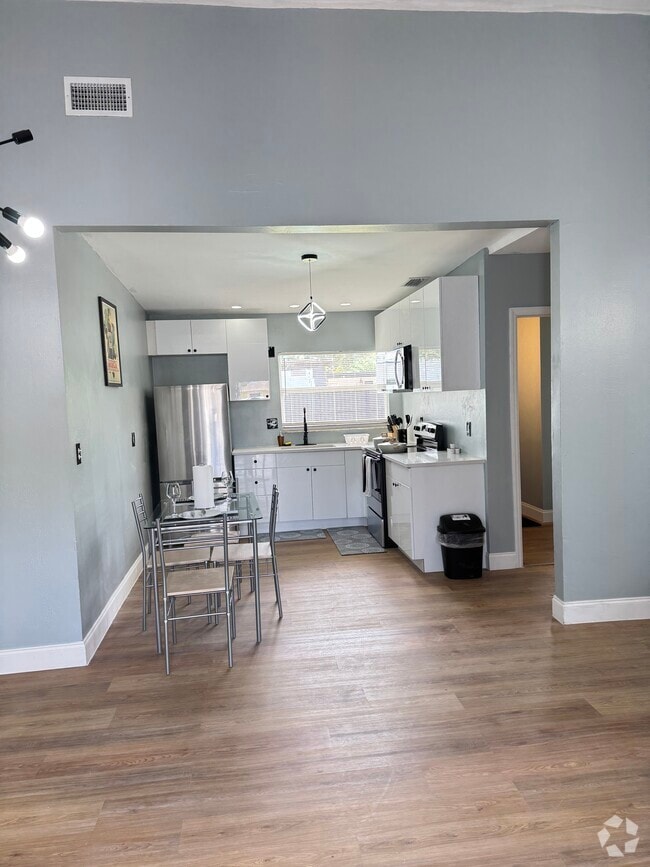 Building Photo - 414 N 60th Way