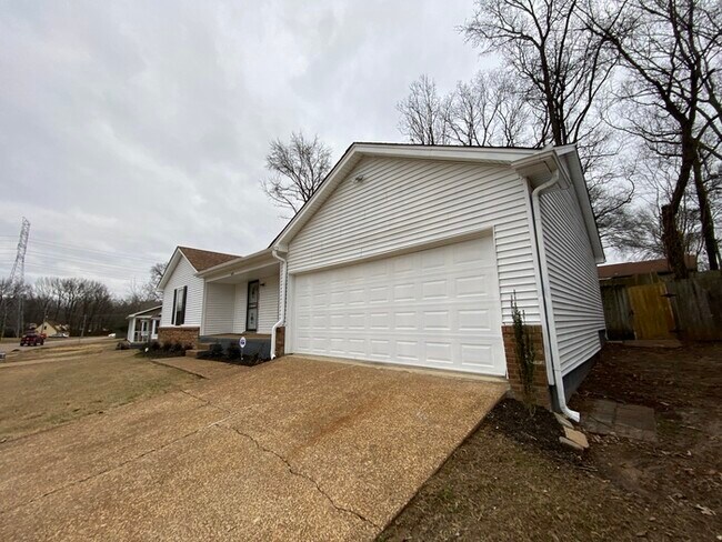 Building Photo - 4450 Northwood Hills Dr