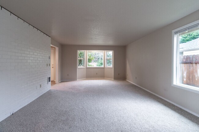Foto del edificio - Beautiful 3 Bed 2 home with 2 Car Garage-E...