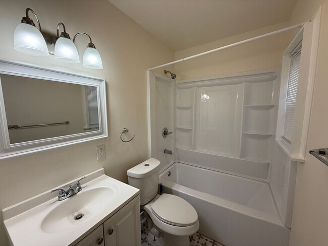 Foto del edificio - Newer Remodel 1 bed 1 bath with Private Patio