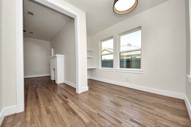 Building Photo - 122 Sidney St