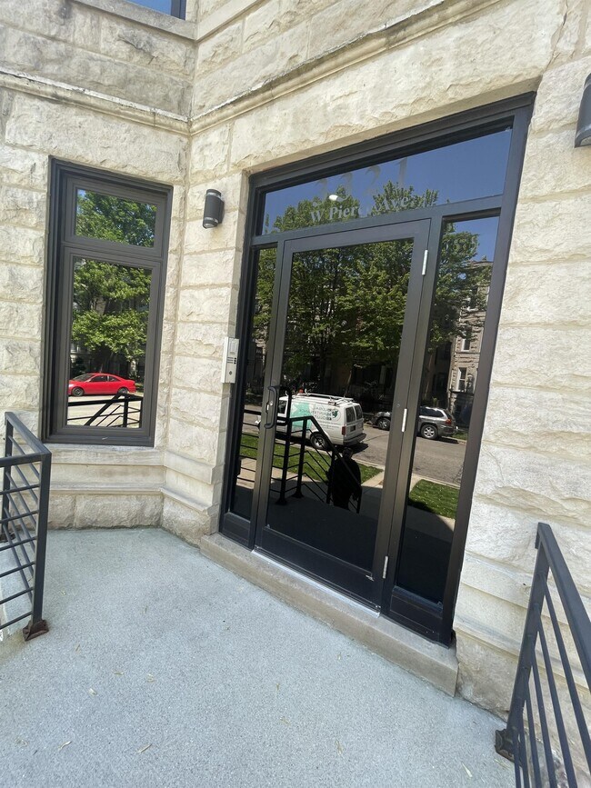 Foto del edificio - 3321 W Pierce Ave