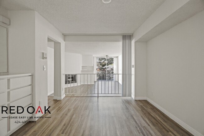 Foto del edificio - 8309 Cedros Ave