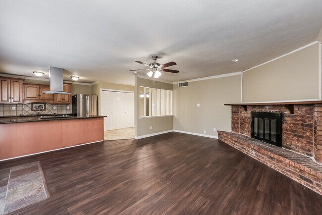 Foto del edificio - 404 Woodcrest Way