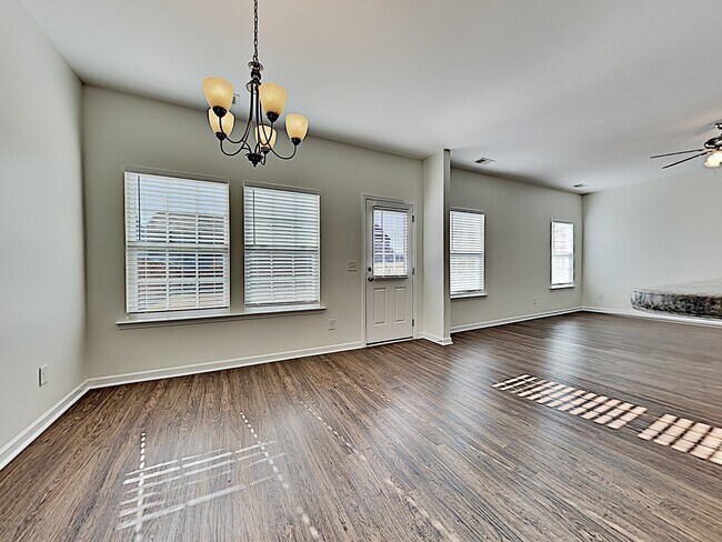 Foto del edificio - 468 Whispering Breeze Ln