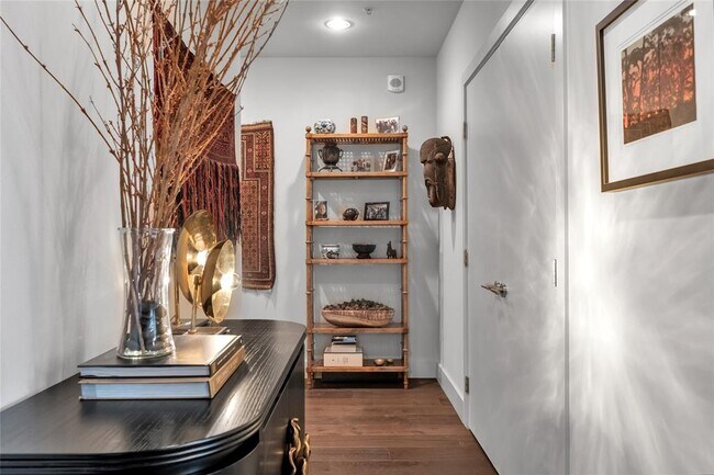 Building Photo - 2323 N Houston St