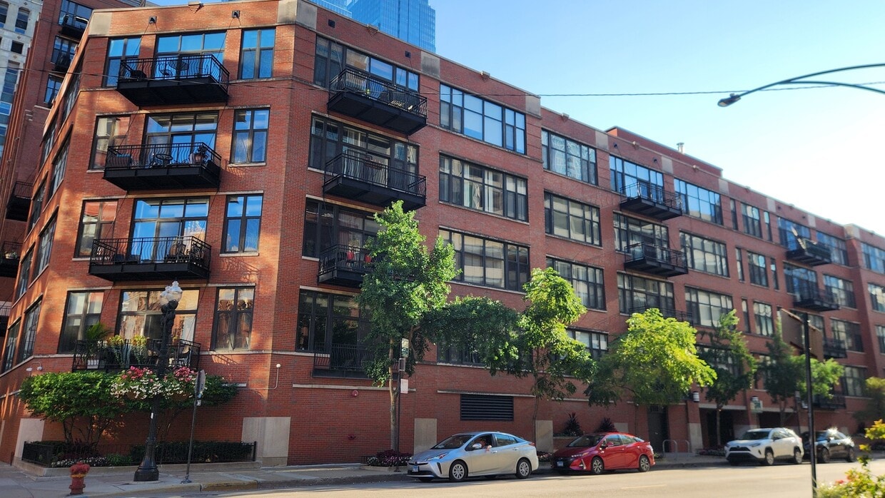 Primary Photo - 333 W Hubbard St